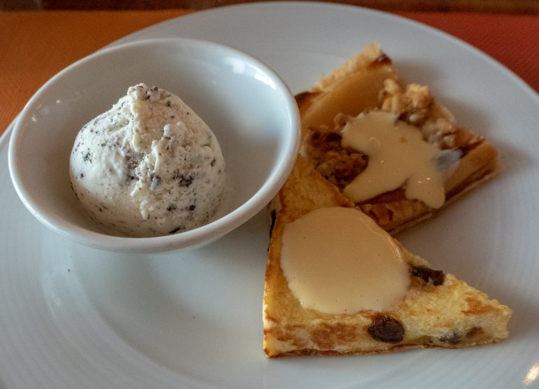 Shangri-La Bangkokin paras hotelli