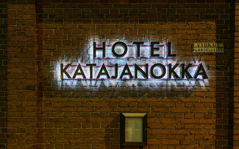 Öinen paluu hotellille