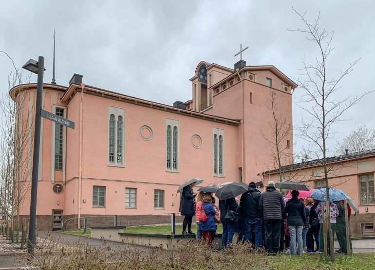 Töölön kirkko Suomisen Olli asui täällä