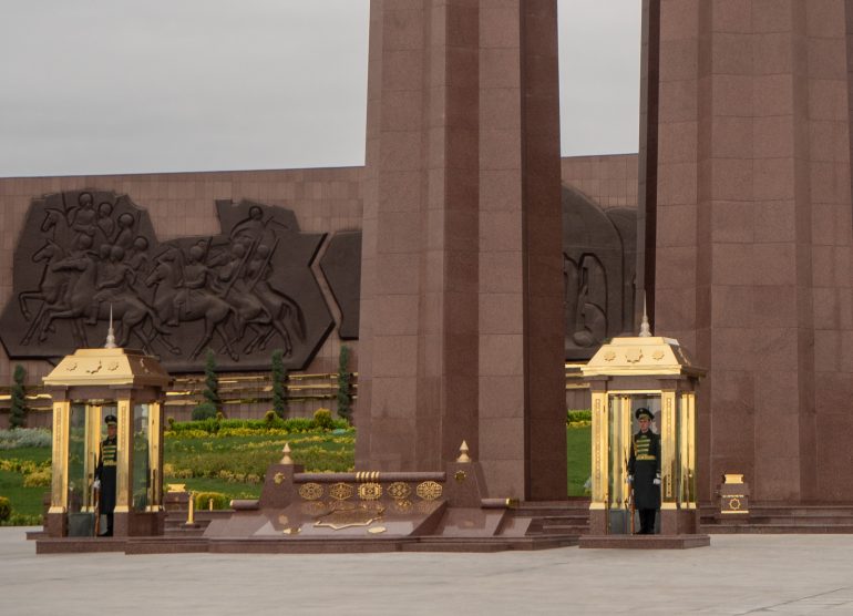 Maanjäristyksenn muistomerkki Ashgabat