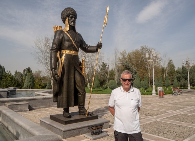 Ashgabat Itsenäisyysmonumentti