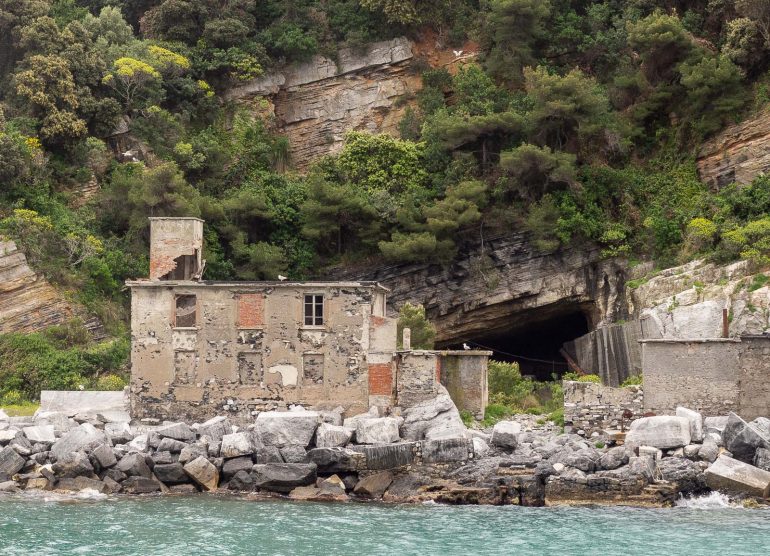 Runoilijoiden lahti Tino