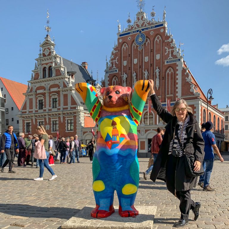 Mustapäiden talo Riika Riika nähtävyyksiä ja kahviloita