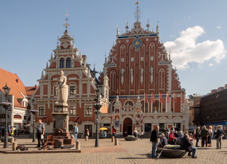 Mustapäiden talo Riika Riika nähtävyyksiä ja kahviloita