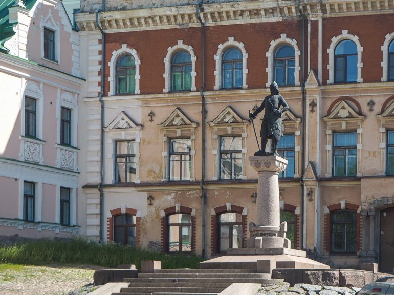 Torkkeli Knuutinpojan patsas