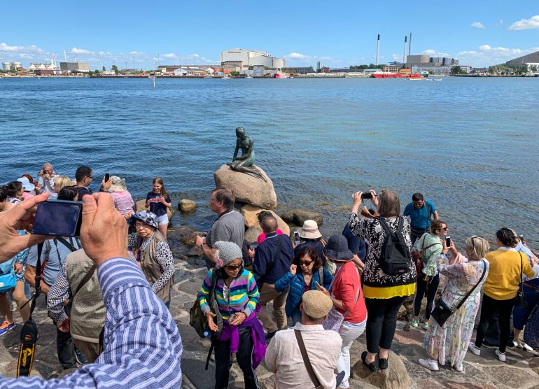 Pieni merenneito Kööpenhamina Kööpenhaminaa pyöräillen