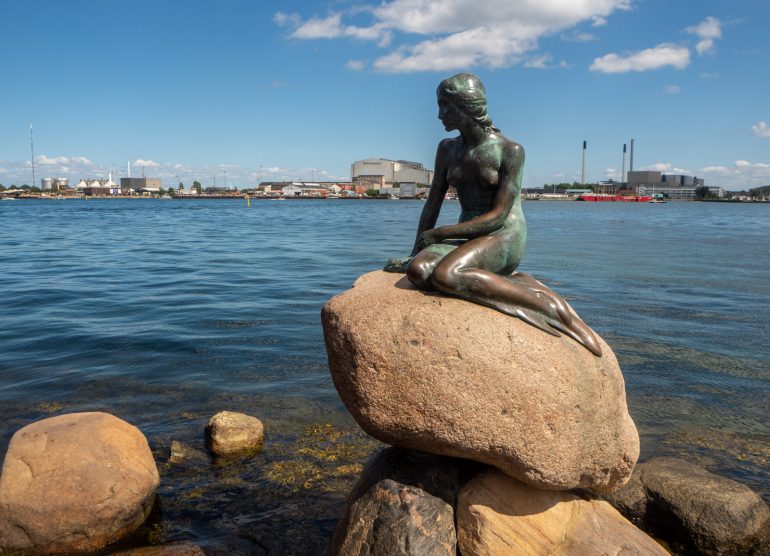 Pieni merenneito Kööpenhamina Kööpenhaminaa pyöräillen