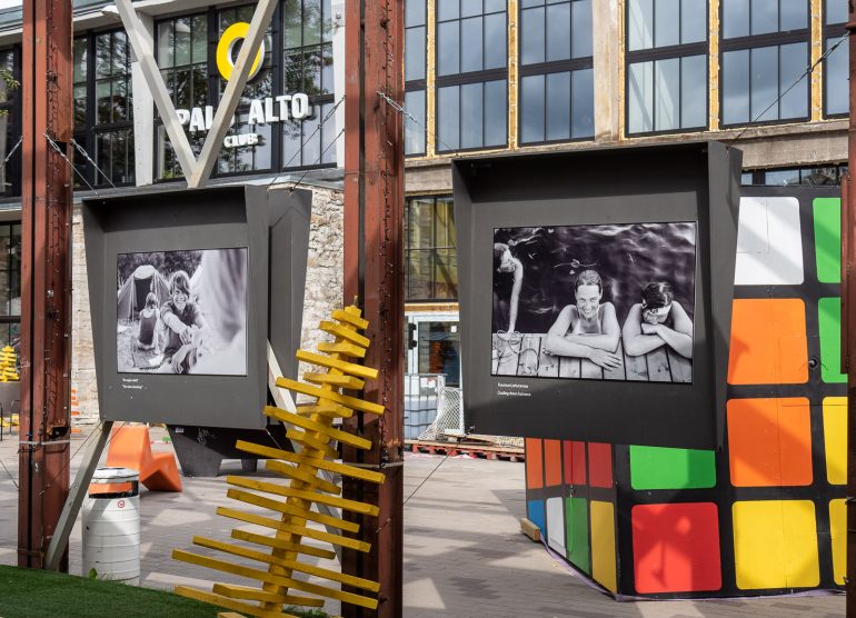 Valokuvanäyttely museon edustalla