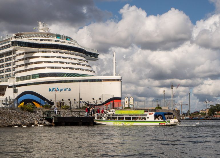 Tukholman siltojen alla