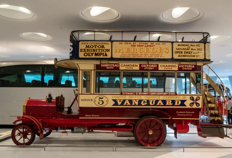 Mercedes Benz museo Bussi automuseo Stuttgart