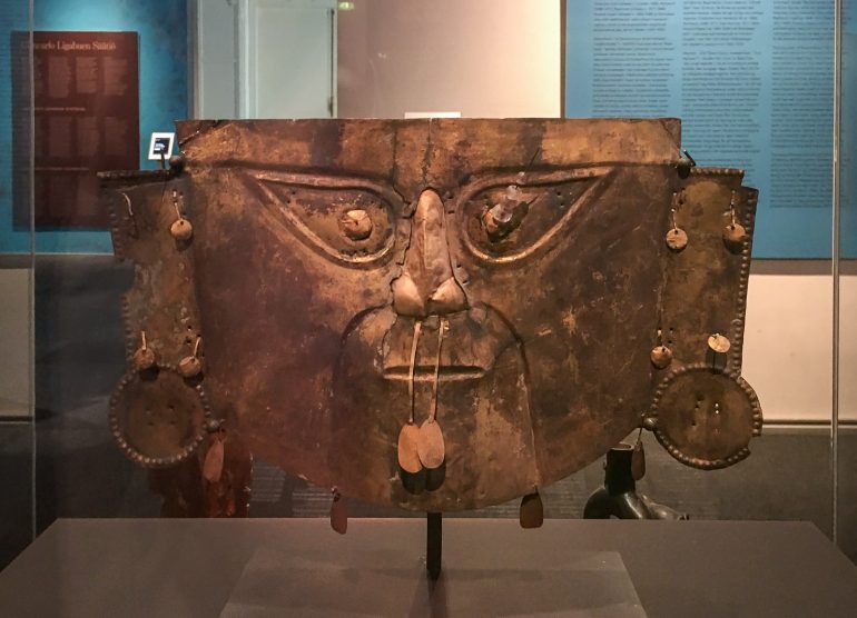 hautausnaamio Perusta