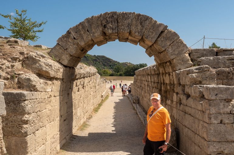 Olympian stadionin edustalla Kreikassa Matkavuosi 2019