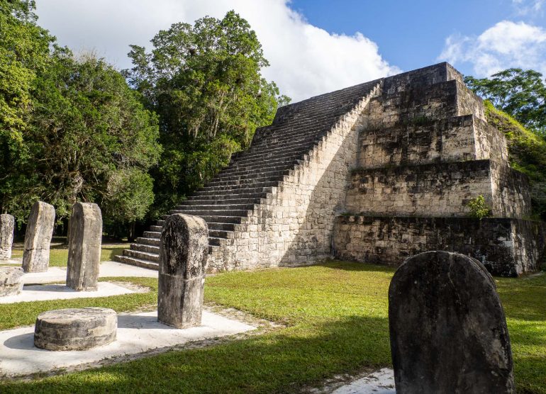 Tikal Complex Q Tikalin mayaraunioilla