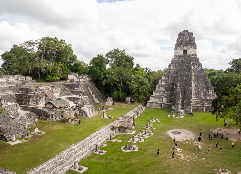 Great Plaza Tikalin mayaraunioilla