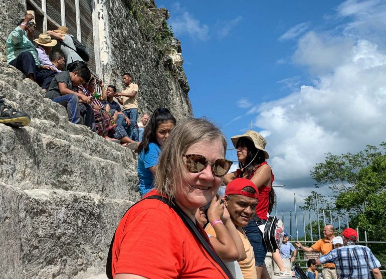 Temppeli IV Tikalin mayaraunioilla