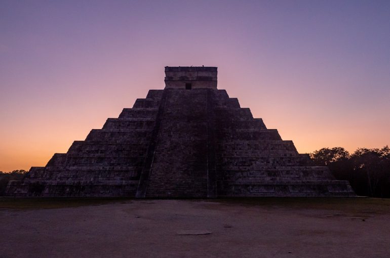 Chichen Itza auringonnousu