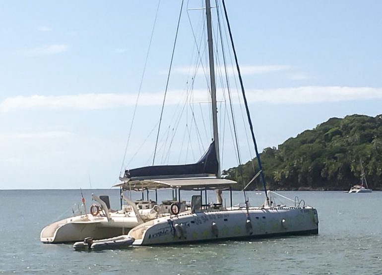 Purjeveneellä Pirunsaarta katsomaan