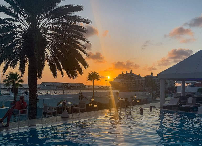 Auringonlasku hotellilla