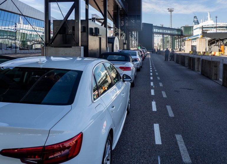 Autojonossa Helsingissä Päivä Maarianhaminassa risteily
