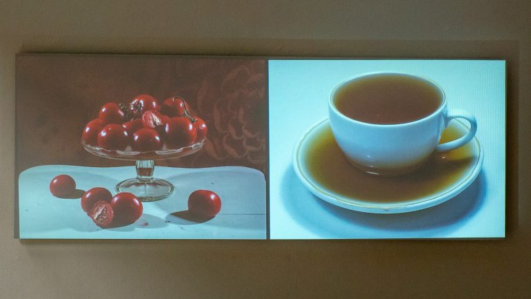 Saara Ekströmin videossa tomaatit ja kuppi kahvia