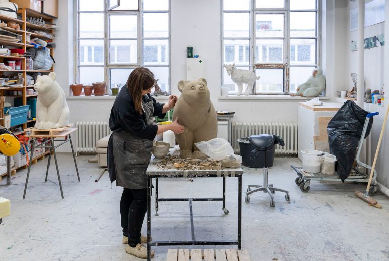 Lotta Mattila työhuoneellaan