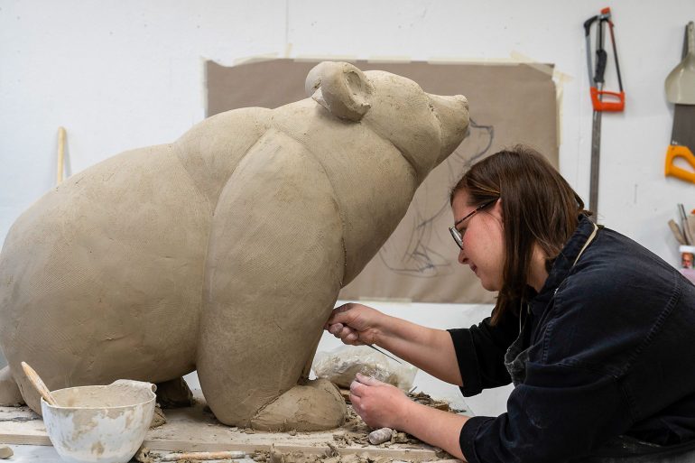 Lotta Mattila työhuoneellaan