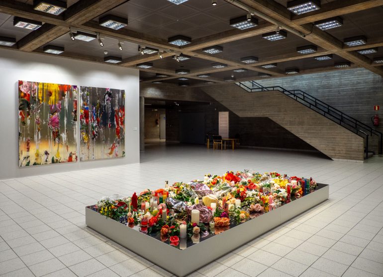 Nir Hodin iso installaatio I love you, Nina