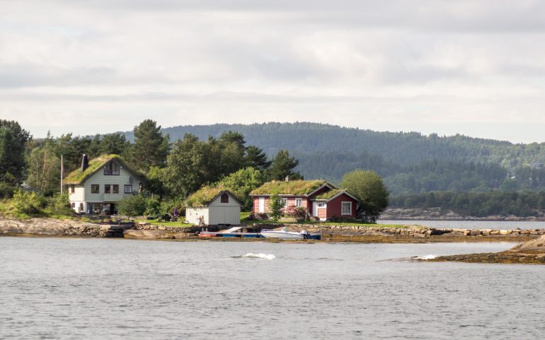 Ruohokattoisia taloja Norja