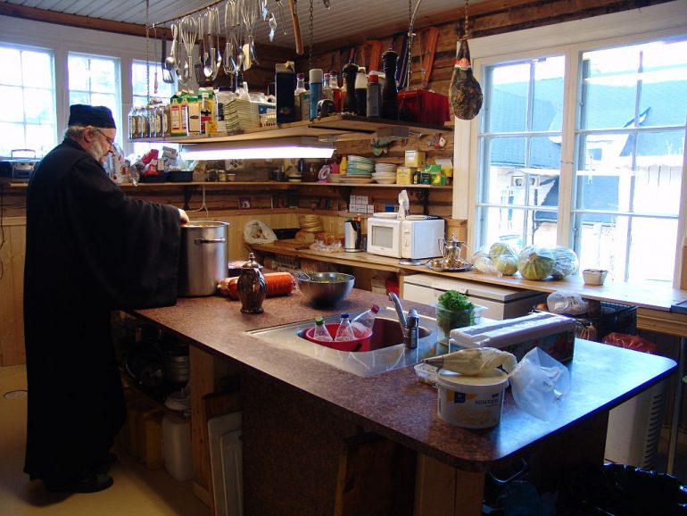 Borssikeiton valmistusta luostarin keittiössä