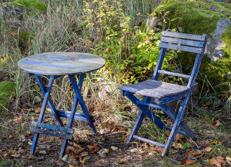 Sininen tuoli ja pöytä