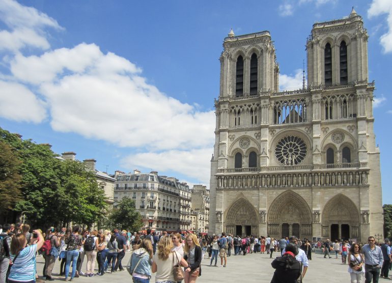 Notre Dame silloin ennen Emily in Paris