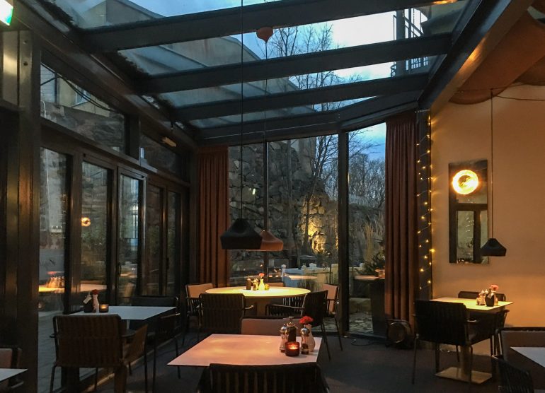 Tunnelmallinen Regatta Brasserie Joulu Hangossa